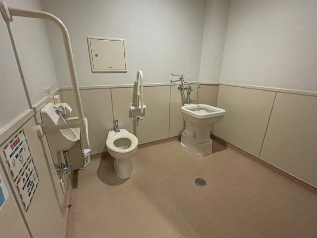 体育館更衣室内トイレ