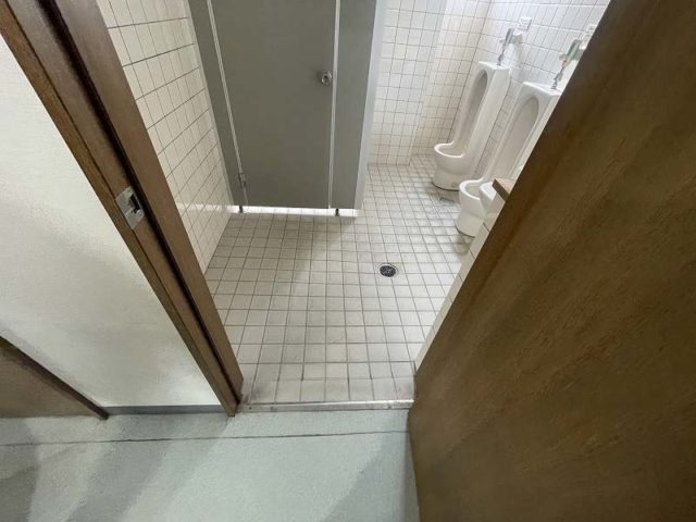 男子トイレ入口幅66cm