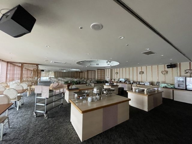 朝食会場　テーブルの高さ66㎝