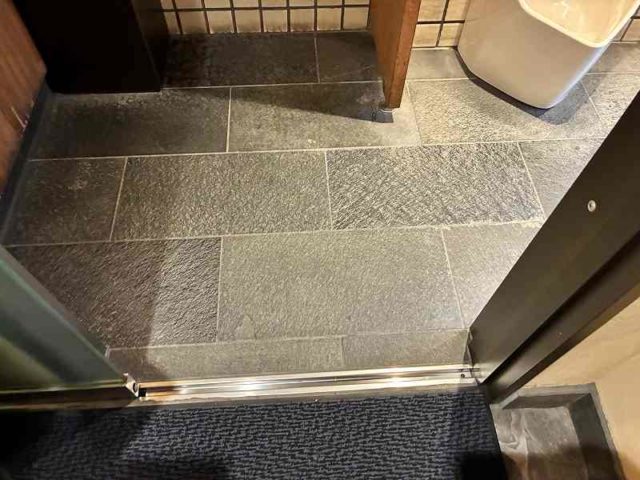 3階トイレ個室入口幅54㎝