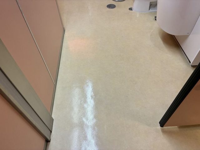 ビル３階多目的トイレ入口幅85㎝