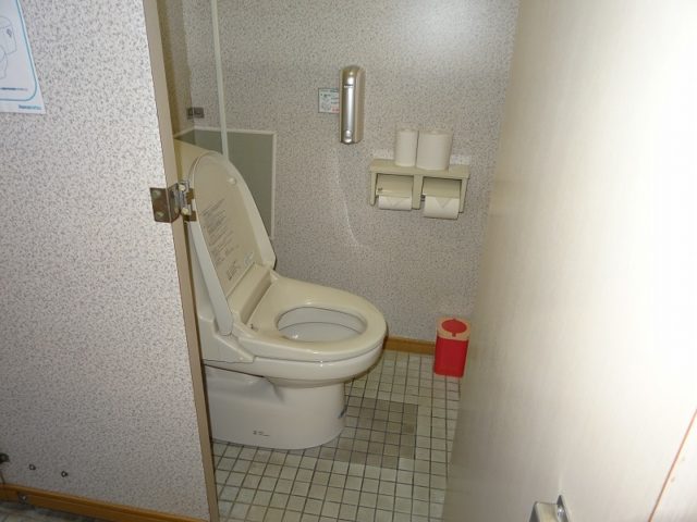 女子トイレ個室入口幅55cm