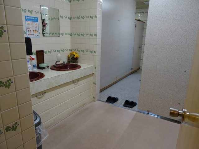 男子トイレ個室入口幅75cm