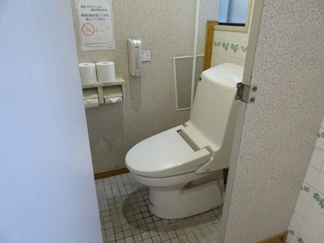 男子トイレ入口幅55cm