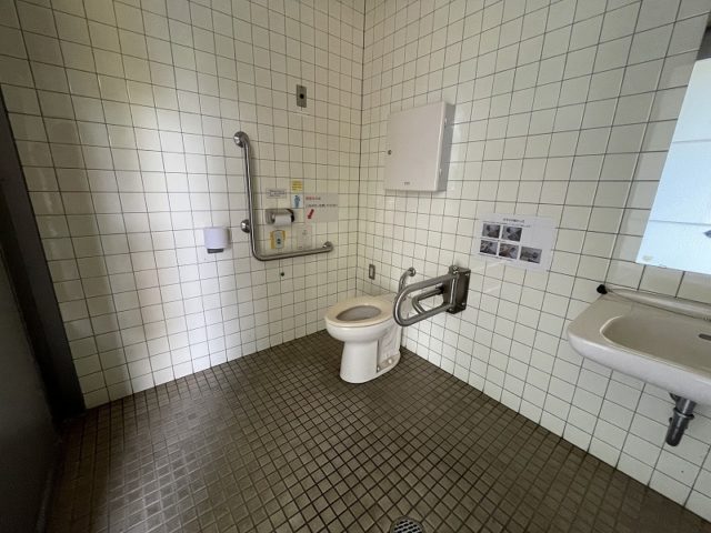 管理事務所横トイレ　入口幅83cm