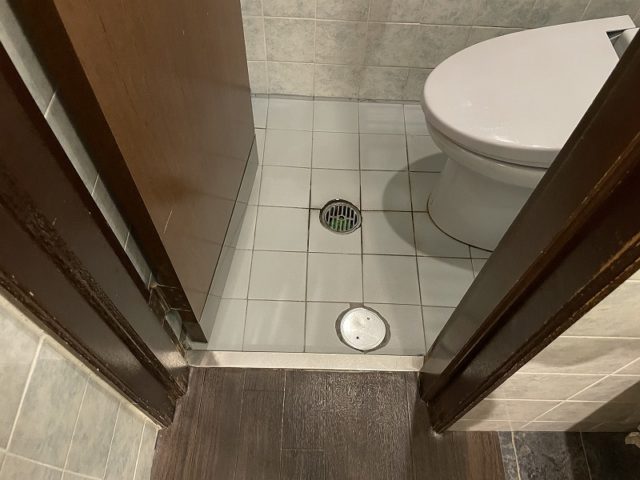 男子トイレ個室入口幅49cm
