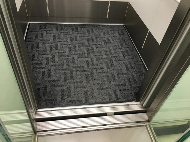 エレベーター入口幅90cm