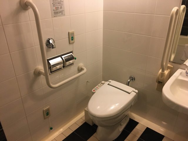 トイレ入口幅85cm　手洗いの高さ68cm