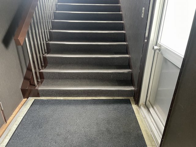 2階客室へは階段