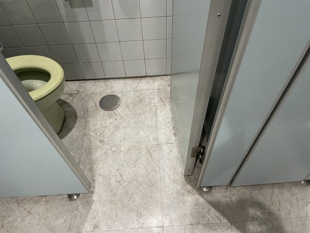 男子トイレ個室　入口幅48cm