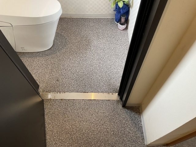 男子トイレ個室入口幅64cm