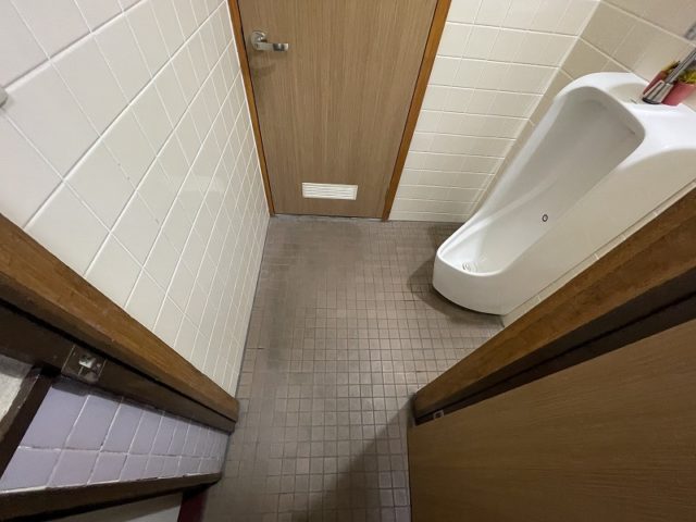 男子トイレ個室入口幅60cm