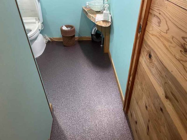 個室トイレ入口幅72cm